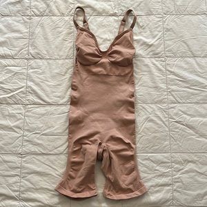 SKIMS SCULPTING BODYSUIT MID THIGH W. OPEN GUSSET